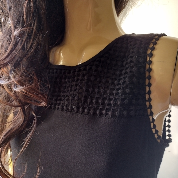 LIZ Claiborne Sleeveless Top with Lace at the Top, Black Color. - Picture 3 of 8